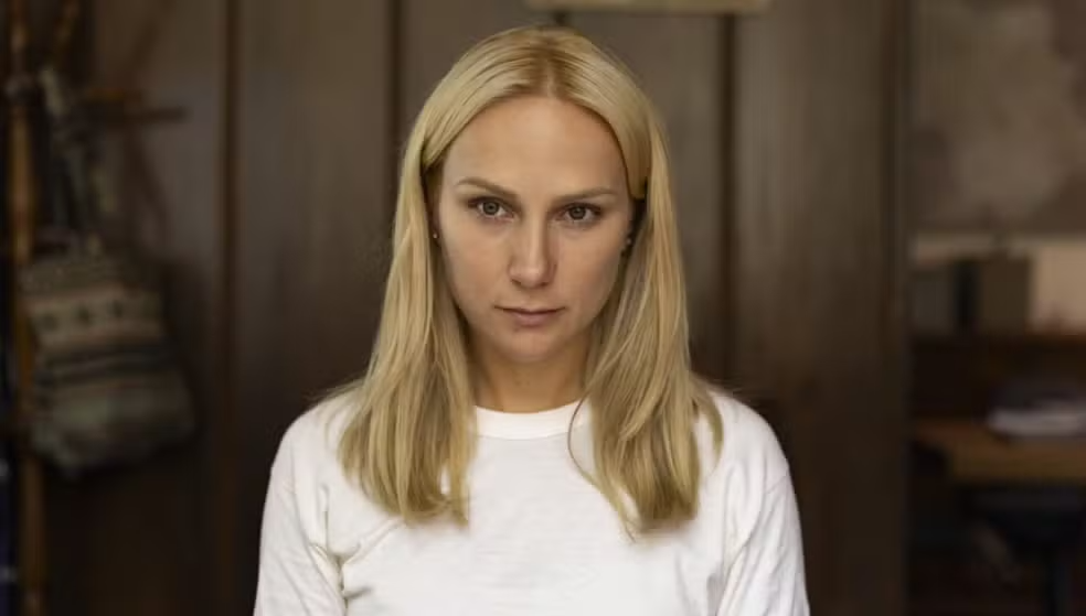 Atriz representando Elize Matsunaga em cena da série Tremembé, inspirada em história real e disponível na SKY com Prime Video