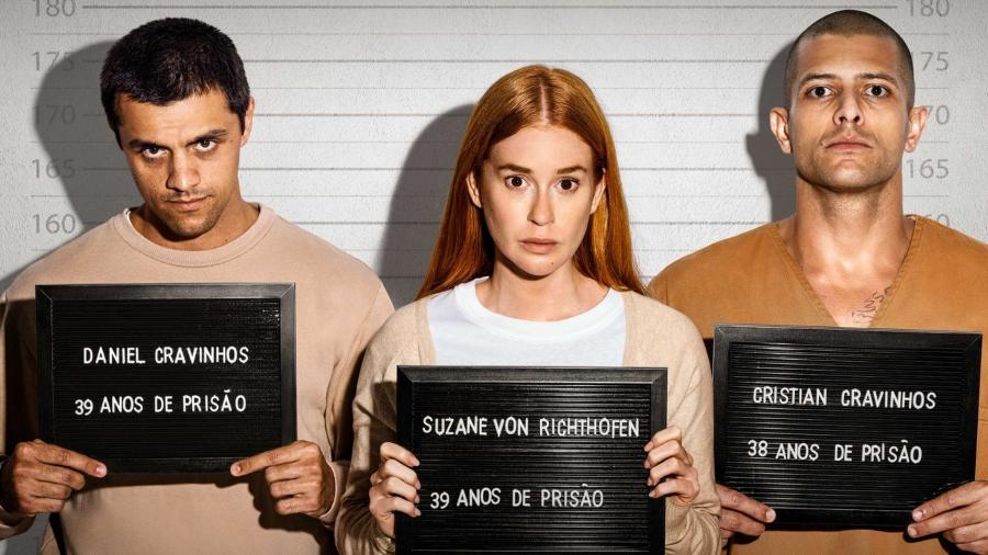 Atores representando Daniel e Cristian Cravinhos ao lado de Suzane em cena da série Tremembé, disponível no Prime Video via SKY