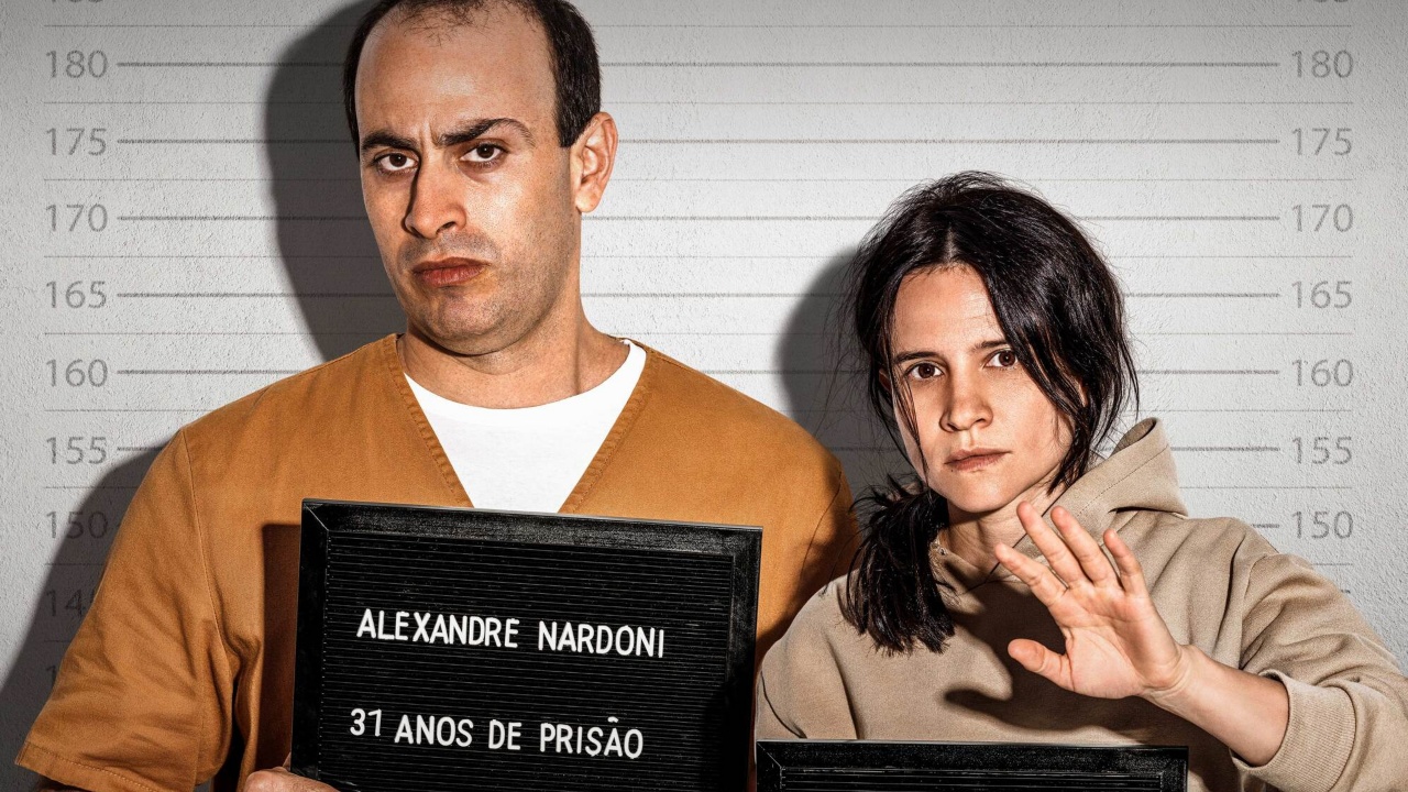 Alexandre Nardoni e Anna Carolina Jatobá em cena de Tremembé, interpretados por Lucas Oradovschi e Bianca Comparato
