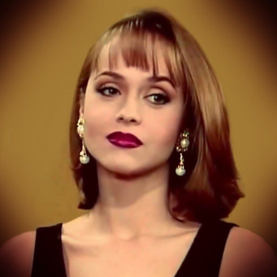 Personagem Paola Bracho com vestido preto e cabelo curto, em pose marcante da novela A Usurpadora.