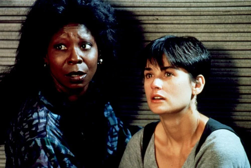 Cena de Ghost – Do Outro Lado da Vida (1990) com Whoopi Goldberg e Demi Moore, clássico romântico sobre amor que ultrapassa a morte