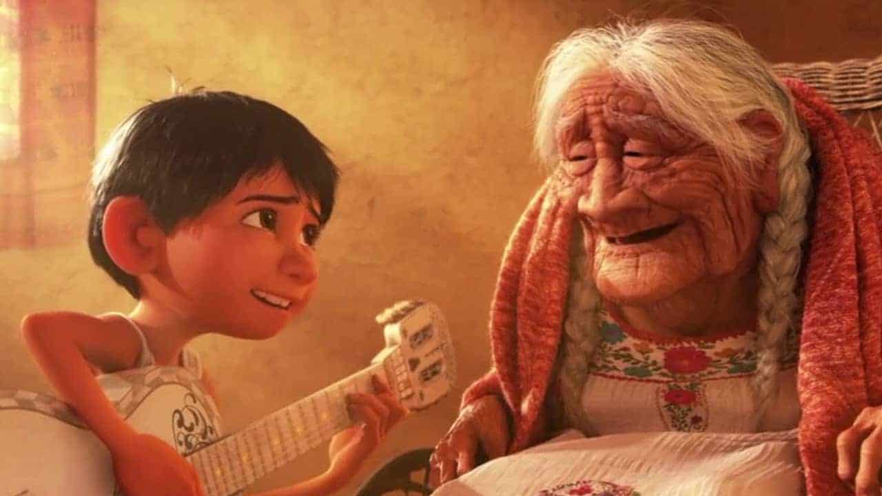 Cena de Viva – A Vida é uma Festa (2017), animação da Pixar que celebra o Dia dos Mortos e destaca o poder da memória em um dos filmes sobre vida após a morte mais emocionantes