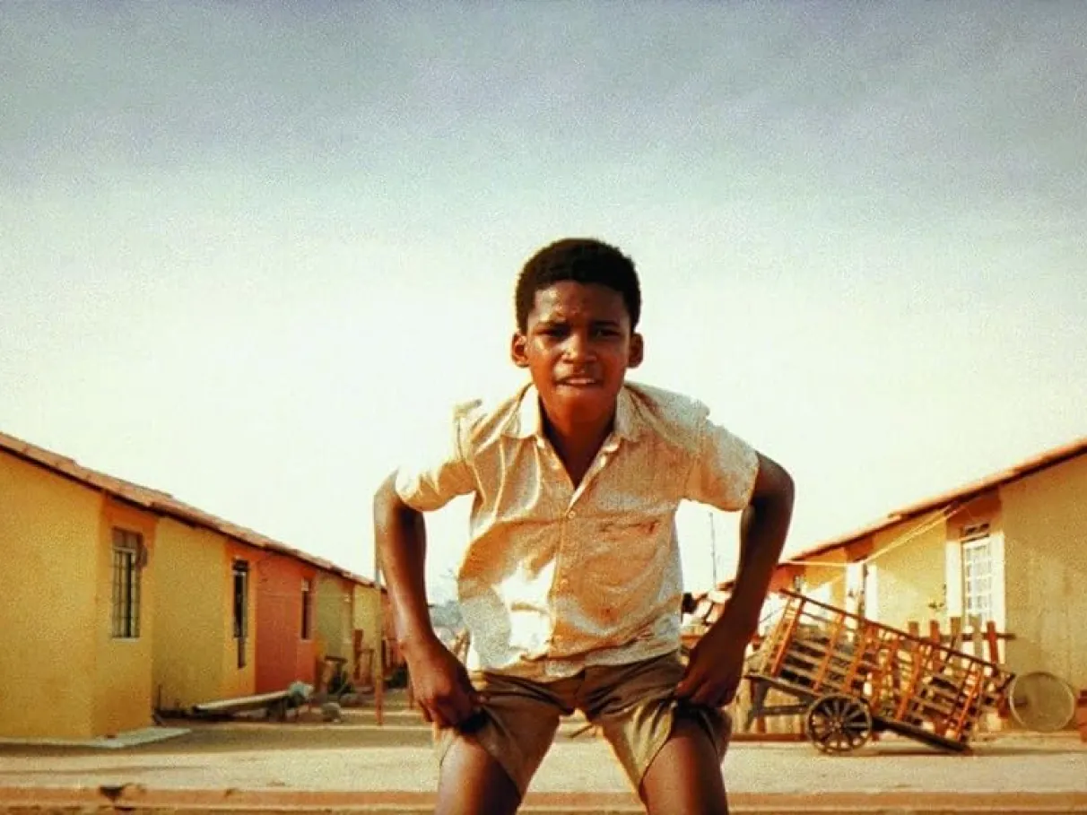 Cena de Cidade de Deus (2002), clássico do cinema brasileiro com elenco majoritariamente negro, símbolo de representatividade e consciência negra