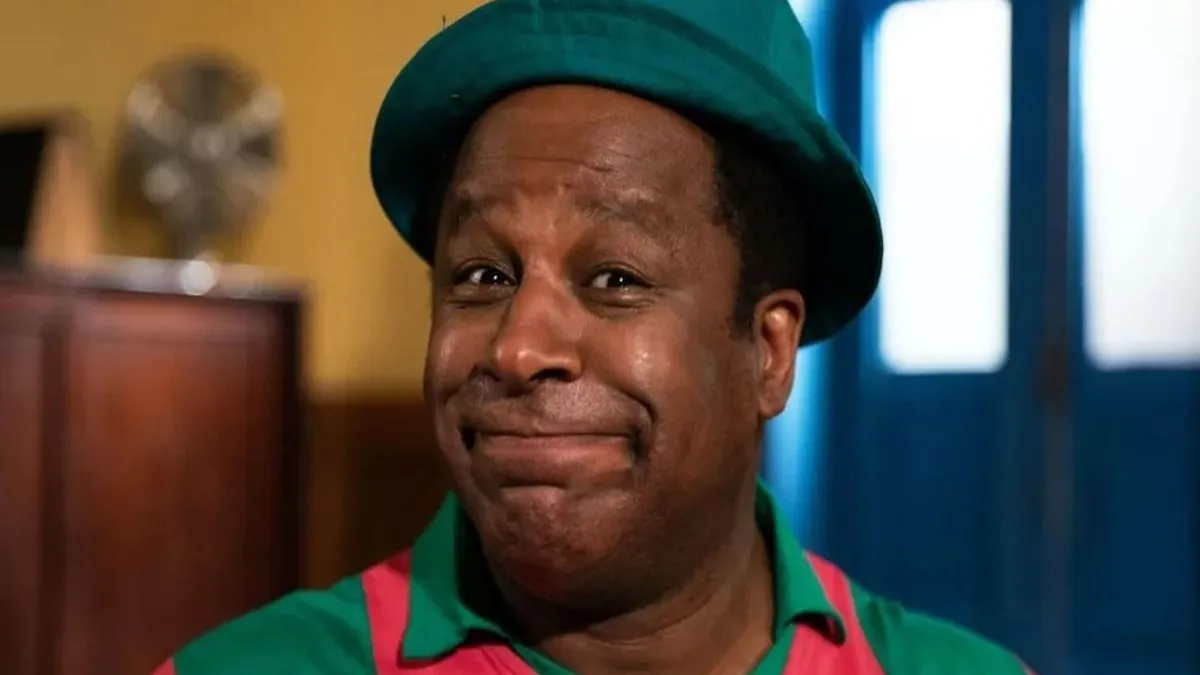 Cena de Mussum, o Filmis (2023), cinebiografia que homenageia o humorista negro Mussum, símbolo da cultura popular e da consciência negra no Brasil