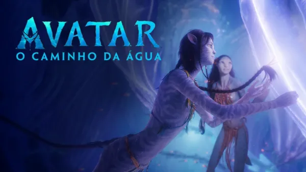 Cena de Avatar 2 com personagens Na’vi interagindo em ambiente subaquático