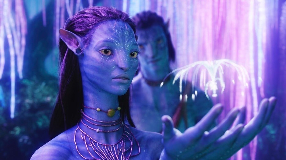 Neytiri segurando semente da Árvore das Almas em cena de Avatar