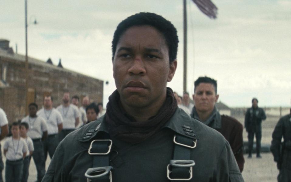 Maximus em cena da série Fallout representando a Irmandade de Aço