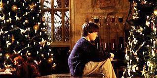 Cena de Harry Potter com árvore de Natal decorada no Salão Principal de Hogwarts