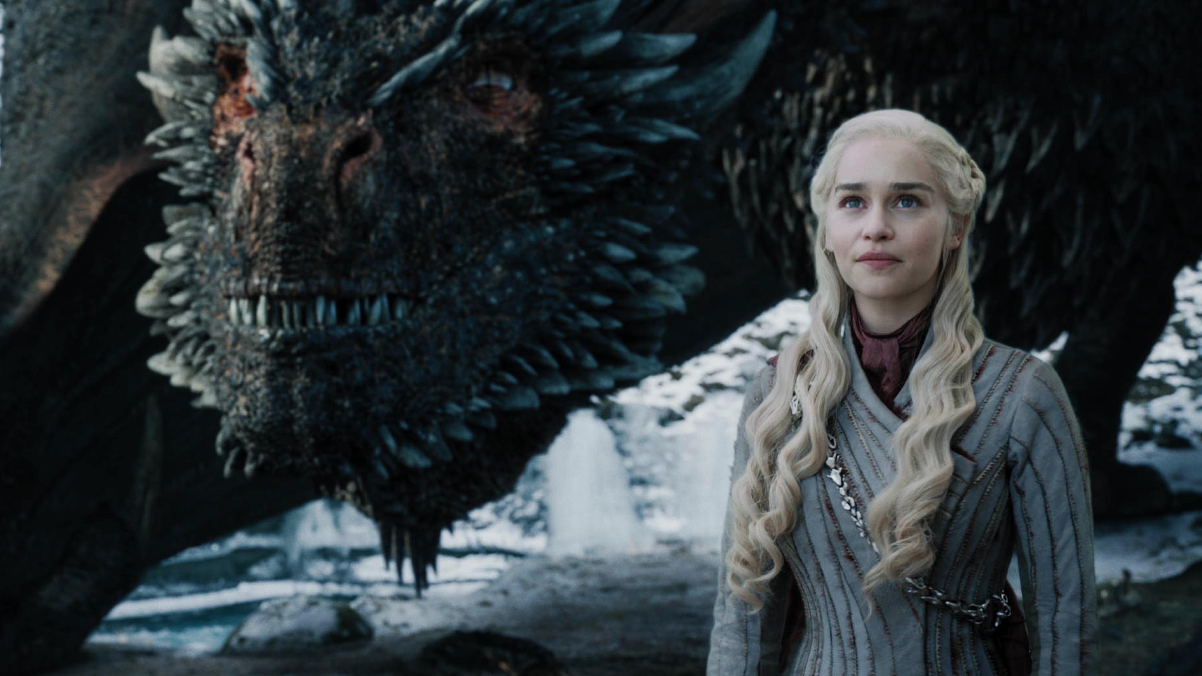  Daenerys Targaryen ao lado de um dragão, símbolo do legado Targaryen em Westeros