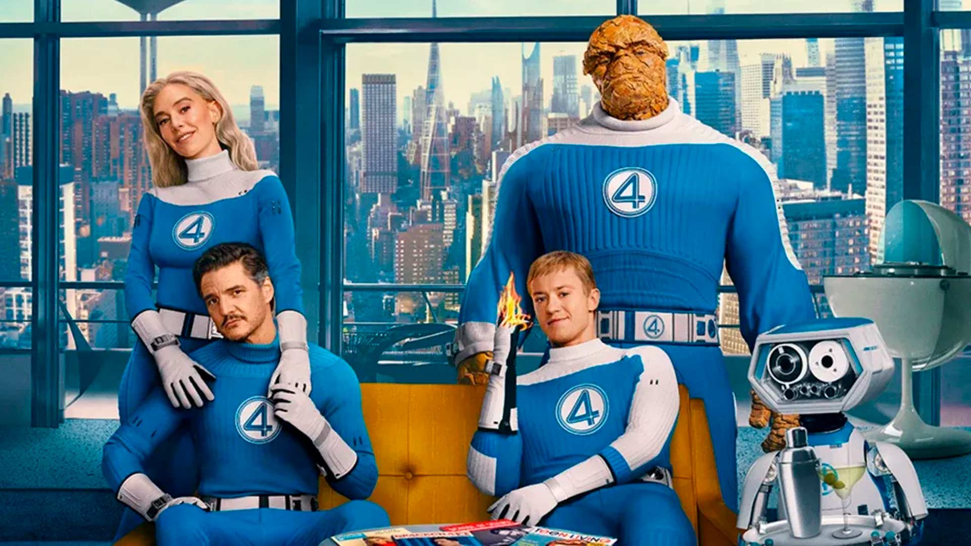 Elenco do Filme O Quarteto Fantástico de 2025 sentados com o uniforme da equipe azul caracteristico