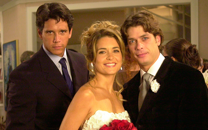 Cena do casamento da personagem Laura (Cláudia Abreu) com Renato (Fábio Assunção), ao lado de Fernando (Marcos Palmeira)