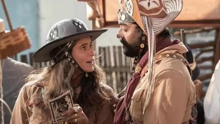 Lampião e Maria Bonita, conversando ao ar livre na novela Guerreiros do Sol